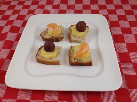 Suikerbrood met room en vers fruit