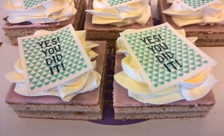 Oranjekoek vierkant gesneden met Yes You Did It